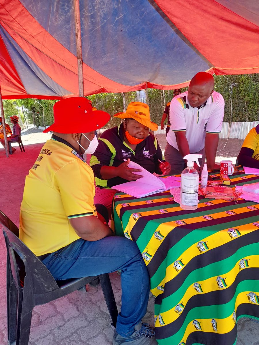 AncNcape's tweet photo. ANC Provincial Secretary Comrade @NgxangaDeshi in Ward 4, Petrusville Greenpoint area checking on the voters walk in progress as well as balance of forces as this is a highly contested ward.
#VoteANC
#DoNotForgetYourMask
#DoNotForgetYourID
π€ππ https://t.co/iGS2JCEoAG