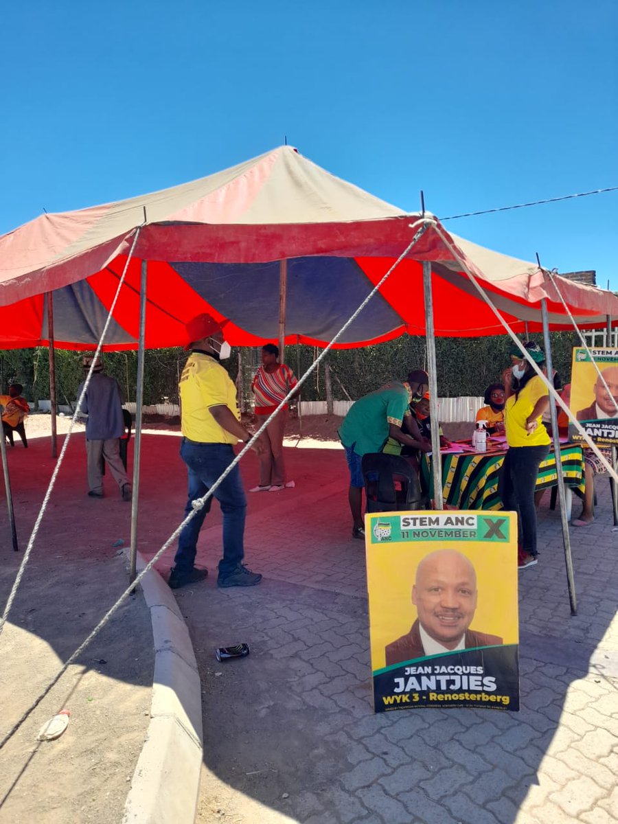 AncNcape's tweet photo. ANC Provincial Secretary Comrade @NgxangaDeshi in Ward 4, Petrusville Greenpoint area checking on the voters walk in progress as well as balance of forces as this is a highly contested ward.
#VoteANC
#DoNotForgetYourMask
#DoNotForgetYourID
π€ππ https://t.co/iGS2JCEoAG