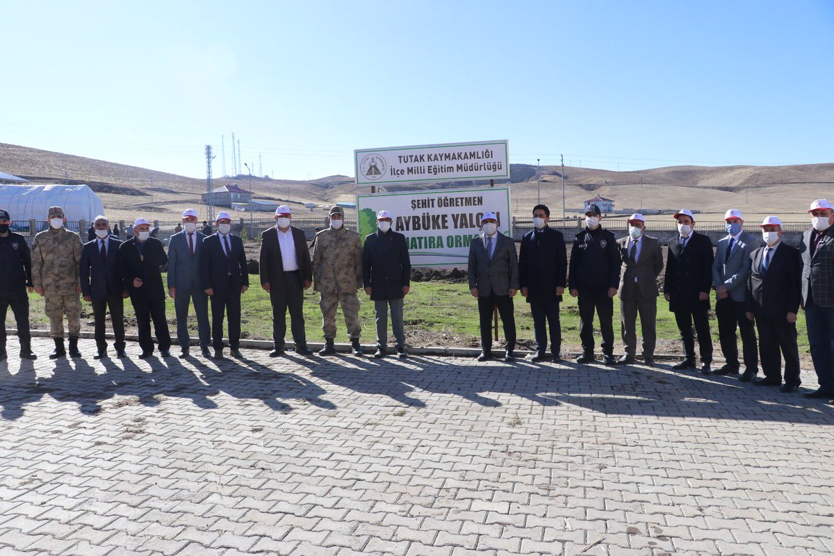 TUTAK_KYMKMLG04's tweet photo. 🌱🇹🇷Ormanlarımızı korumak ve gelecek nesillere daha yeşil yaşanır bir Ülke bırakmak amacıyla, İlçe Kaymakamımız Sn. KARAASLAN’ın katılımıyla #GeleceğeNefes kampanyası kapsamında düzenlenen fidan dikim etkinliğimiz gerçekleştirildi.
@AgriValilik 
@DrOsmanVarol 
@a_karaaslan69 https://t.co/mobfLhmfLy