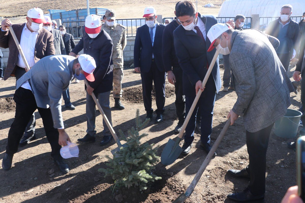 TUTAK_KYMKMLG04's tweet photo. 🌱🇹🇷Ormanlarımızı korumak ve gelecek nesillere daha yeşil yaşanır bir Ülke bırakmak amacıyla, İlçe Kaymakamımız Sn. KARAASLAN’ın katılımıyla #GeleceğeNefes kampanyası kapsamında düzenlenen fidan dikim etkinliğimiz gerçekleştirildi.
@AgriValilik 
@DrOsmanVarol 
@a_karaaslan69 https://t.co/mobfLhmfLy