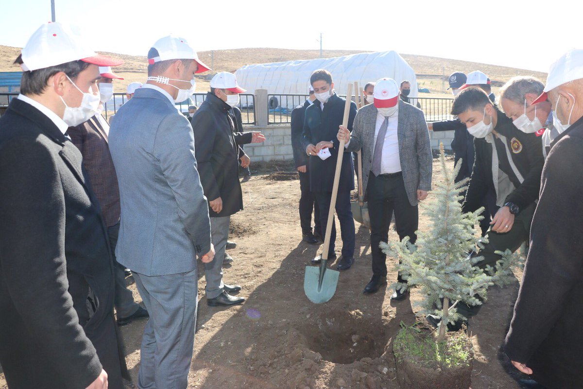 TUTAK_KYMKMLG04's tweet photo. 🌱🇹🇷Ormanlarımızı korumak ve gelecek nesillere daha yeşil yaşanır bir Ülke bırakmak amacıyla, İlçe Kaymakamımız Sn. KARAASLAN’ın katılımıyla #GeleceğeNefes kampanyası kapsamında düzenlenen fidan dikim etkinliğimiz gerçekleştirildi.
@AgriValilik 
@DrOsmanVarol 
@a_karaaslan69 https://t.co/mobfLhmfLy