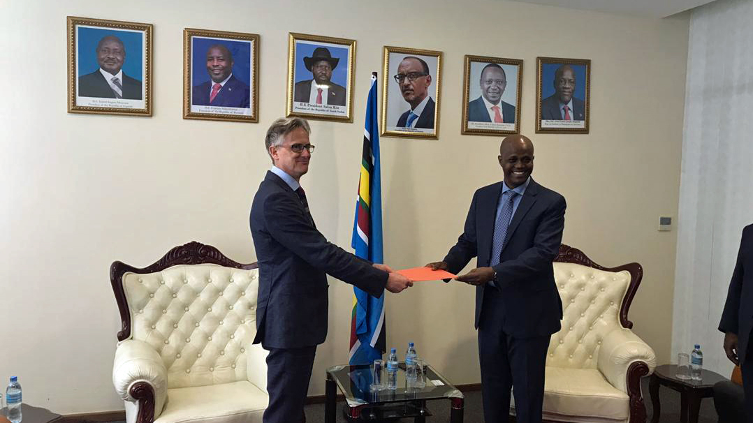 British High Commissioner to Tanzania and UK Permanent Representative to the East African Community David Concar <a href="/DConcar/">David Concar</a> presented his credentials to #EAC Secretary General Amb. Libérat Mfumukeko <a href="/LMfumukeko/">Amb. Dr Libérat Mfumukeko</a> at  <a href="/jumuiya/">East African Community</a> headquarters in #Arusha