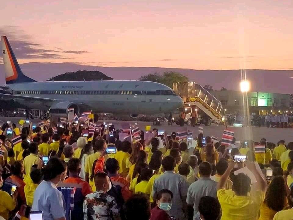 Nava62304126's tweet photo. เชิญชวนคนรักสถาบันมาร่วมกัน
#รับเสด็จเมืองอุดร
#เราจะเดินไปด้วยกันด้วยความรัก https://t.co/8UkRDWISq3
