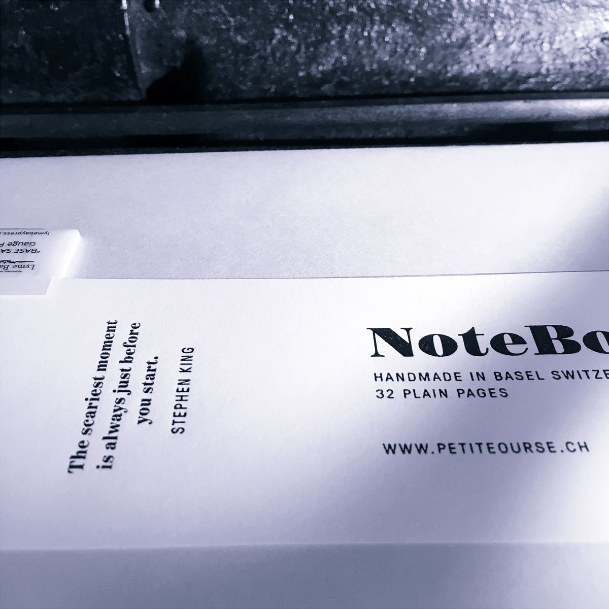 Pt_Ourse's tweet photo. The scariest moment is always just before you start. – Stephen King

Kleine Hefte. Grosse Worte. Jetzt bestellen unter https://t.co/nHC7ZdRZPF und mit Deinen eigenen Worten füllen.

#quote #stephenking #horror #notebook #stationery #papercraft #letterpress #handmade #petiteourse https://t.co/jcZKHyMXjG