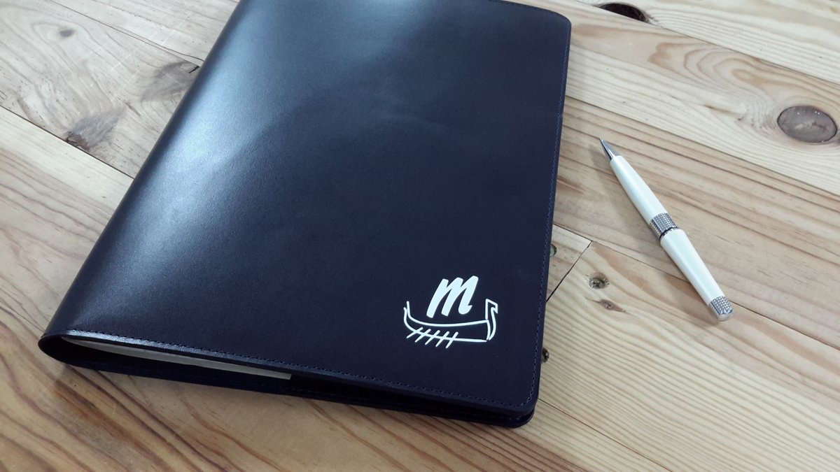 MaroCotentin's tweet photo. Votre prochain rendez-vous client vous le prendrez bien avec la classe ? ✍️📓🇫🇷 🥂
Faites une belle première impression avec ce protège cahier #cuir rangements 3 cartes, pli document - logo #drakkar  incarnant force et courage #Normandie  > 70€ TTC https://t.co/sxvgRRwf2b https://t.co/dgQGdpak6f