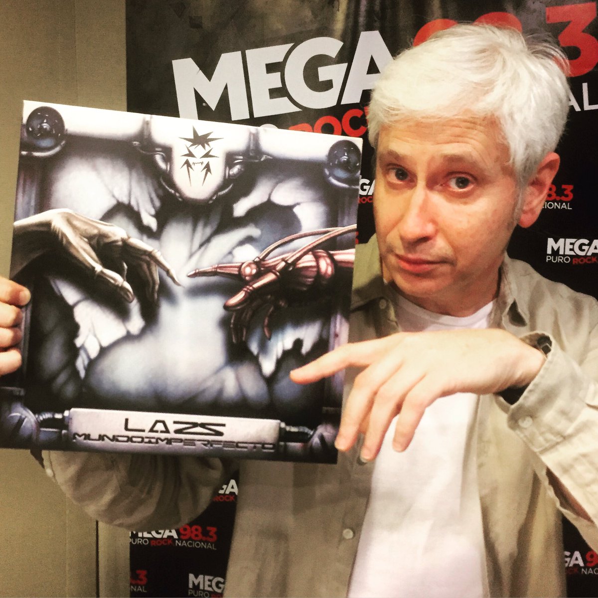 Querés este discazo de <a href="/LA25OFICIAL/">La 25</a> ???? <a href="/soyjuandinatale/">Juan Di Natale</a> te lo regala!! Decinos tu tema preferido de Mundo Imperfecto y estás participando. El de Juan es “La Rockera”