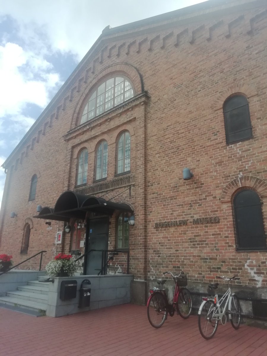 minnajarvinen_'s tweet photo. Taiteilija Timo Sarpanevan #Ambiente tekniikka syntyi sattumalta v. 1965 kun rikkoontunut painokone roiski väriä yllättävällä tavalla. Painokankaita näyttely #RosenlewmuseoPori #timosarpaneva https://t.co/urtaWjMblP