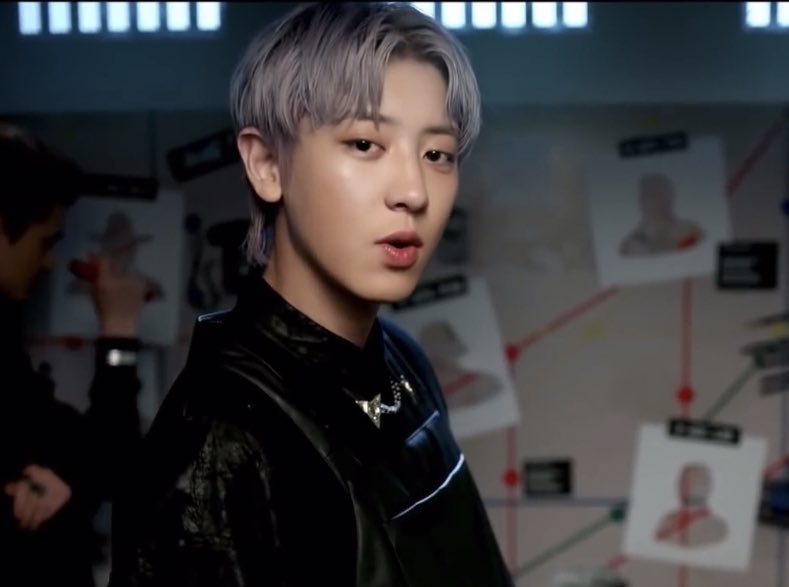 lowqualityloey's tweet photo. chanyeol is so handsome #찬열 https://t.co/drn0PB5jjD