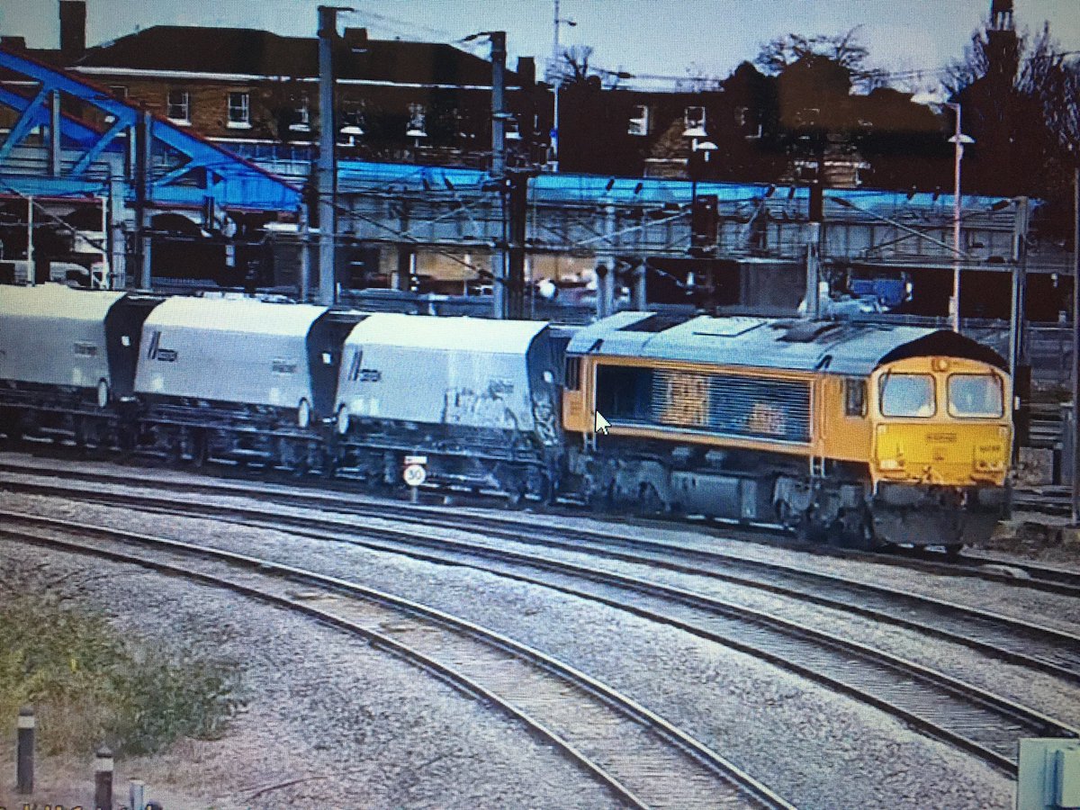 bproudfoot66's tweet photo. @FreightmasterUK @railcamlive @CEMEX_UK @GBRailfreight 66788 ‘Locomotion 15’ passing Peterborough on the 6L75 Peak Forest Cemex GBRF to Ely Papworth Sidings loaded aggregates.
#spottingfromhome #essentialjourneysonly https://t.co/k5bIH9zpd4