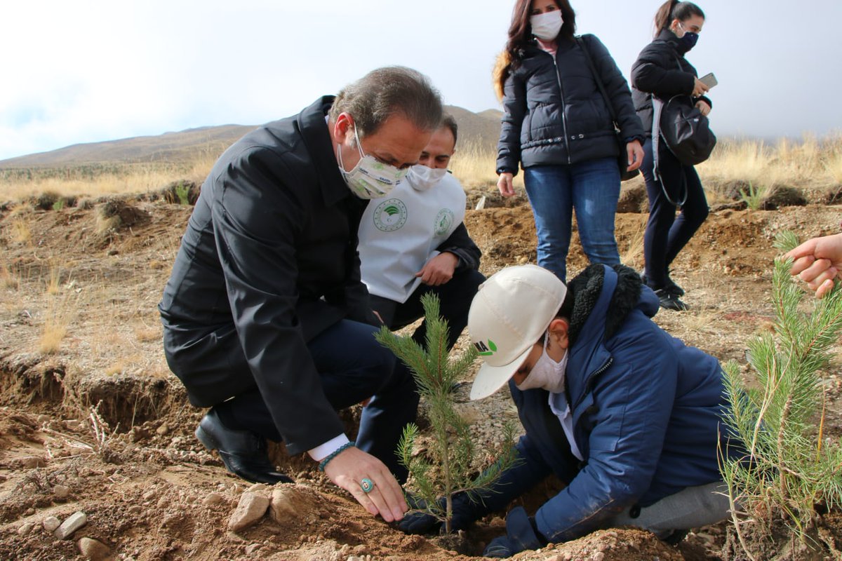 kayserimem's tweet photo. Cumhurbaşkanımız Sayın Recep Tayyip ERDOĞAN'ın himayesinde Milli Ağaçlandırma Günü "Geleceğe Nefes" projesi kapsamında Müdürümüz Sayın Celalettin EKİNCİ, Erciyes Dağında öğrencilerle ağaç dikimi gerçekleştirdi.
@tcmeb @ziyaselcuk @cekinci
#geleceğenefes https://t.co/Q5ZYmWjjzc