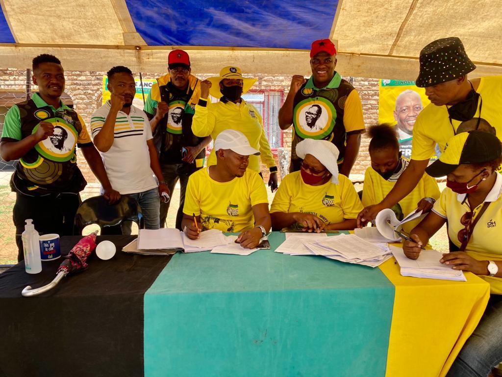 AncNcape's tweet photo. ANC NEC member Comrade Reginah Mhaule accompanied by RET member Comrade Daddy Phurae and ANC JTG Regional Secretary Comrade Peace Leserwane at Ward 4, Phokwane Local Municipality.
#VoteANC
#DoNotForgetYourMask
#DoNotForgetYourID
π€ππ https://t.co/WVW6KbuuUi