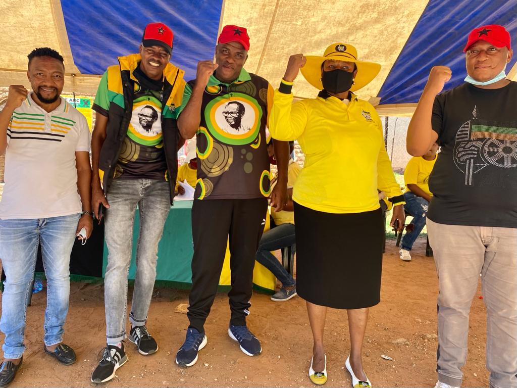 AncNcape's tweet photo. ANC NEC member Comrade Reginah Mhaule accompanied by RET member Comrade Daddy Phurae and ANC JTG Regional Secretary Comrade Peace Leserwane at Ward 4, Phokwane Local Municipality.
#VoteANC
#DoNotForgetYourMask
#DoNotForgetYourID
π€ππ https://t.co/WVW6KbuuUi