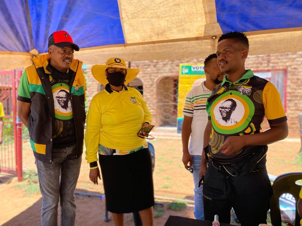 AncNcape's tweet photo. ANC NEC member Comrade Reginah Mhaule accompanied by RET member Comrade Daddy Phurae and ANC JTG Regional Secretary Comrade Peace Leserwane at Ward 4, Phokwane Local Municipality.
#VoteANC
#DoNotForgetYourMask
#DoNotForgetYourID
π€ππ https://t.co/WVW6KbuuUi