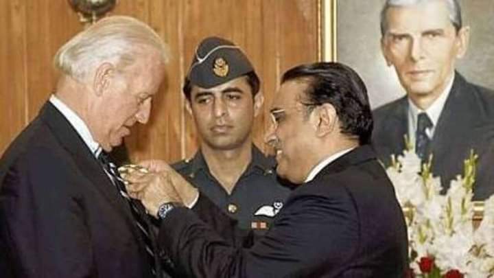 Ssjan1's tweet photo. While the world is crooning for @JoeBiden as he becomes the 46th US President, I wanna share something interesting that He is the recipient of Hilal-e-Pakistan,the country's highest civil award bestowed by the then President of Pakistan.
#MoreThanFriends
#PAKUS_friendship_forever https://t.co/z68lxlJu6q