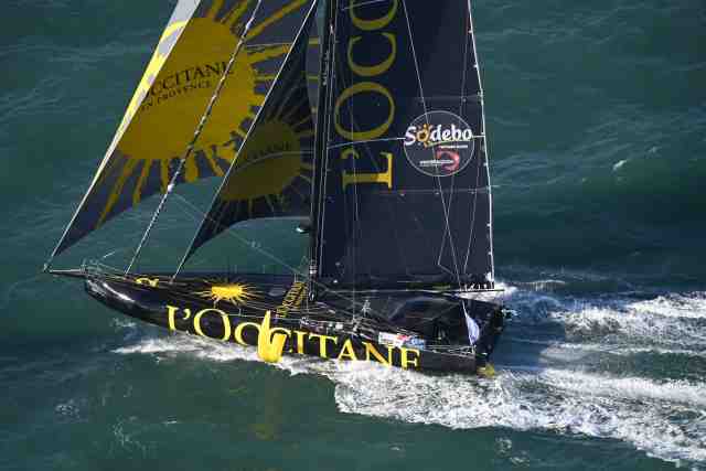lequipe's tweet photo. Vendée Globe - Tripon se détourne, voie d'eau pour Escoffier, Sorel reste leader du Vendée Globe https://t.co/UuIUhhdUTk https://t.co/PfVyLCs6F9