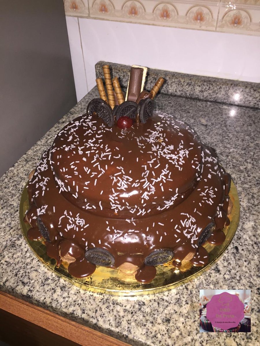 Bolo de chocolate c cobertura de chocolate , só na D&amp;D da Preta👩🏾‍🍳.
faça já o seu pedido.
#BolosDaPreta