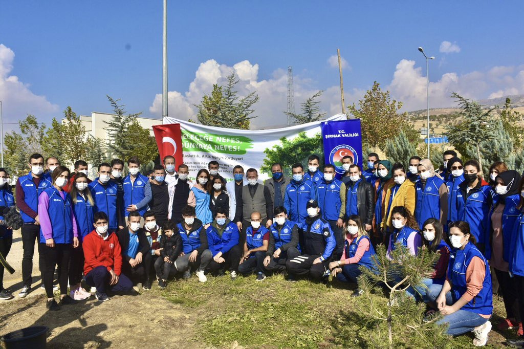 BeytullahBirlik's tweet photo. “Her kim boş, kuru ve çorak bir araziyi ihya ederse bu amelinden dolayı Allah tarafından mükâfatlandırılır. Herhangi bir canlı ondan faydalandıkça orayı ihya edene sadaka yazılır.” 
(Münavi, Feyzu’l-Kadir,6/39) #MilliAğaclandırmaBayramı @GSB_Sirnak @GSB_SirnakGM @gencliksporbak https://t.co/klaeNgX6zp