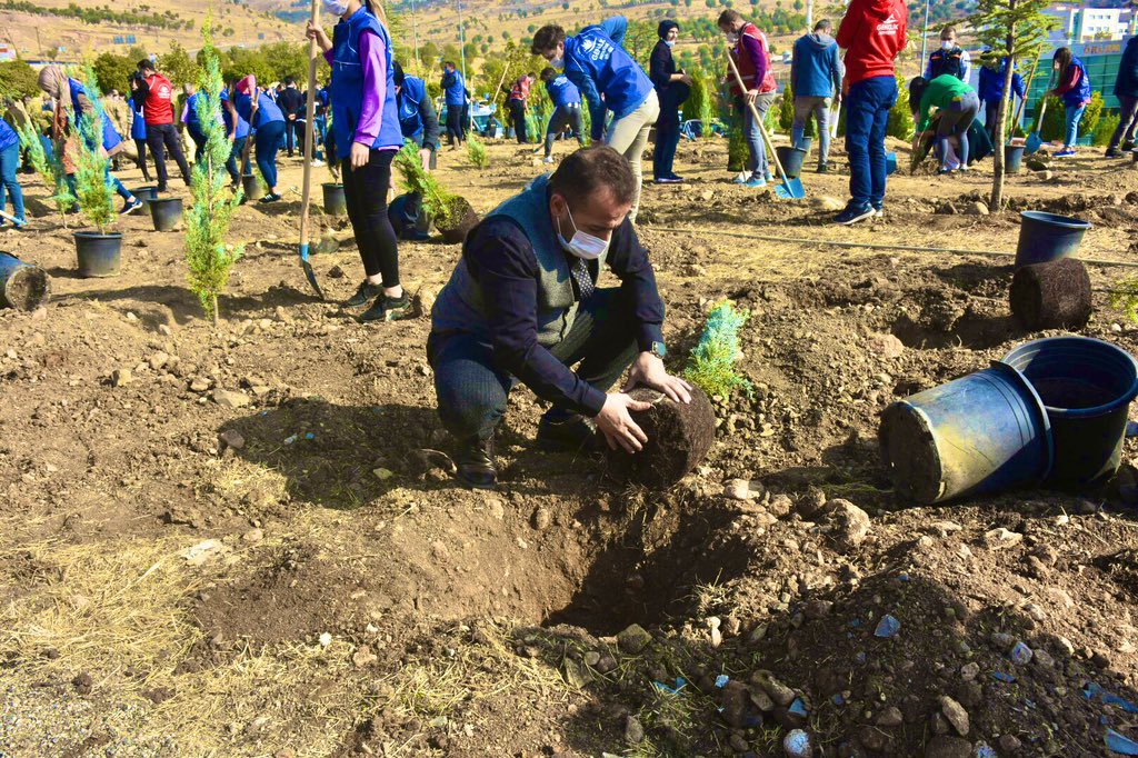 BeytullahBirlik's tweet photo. “Her kim boş, kuru ve çorak bir araziyi ihya ederse bu amelinden dolayı Allah tarafından mükâfatlandırılır. Herhangi bir canlı ondan faydalandıkça orayı ihya edene sadaka yazılır.” 
(Münavi, Feyzu’l-Kadir,6/39) #MilliAğaclandırmaBayramı @GSB_Sirnak @GSB_SirnakGM @gencliksporbak https://t.co/klaeNgX6zp