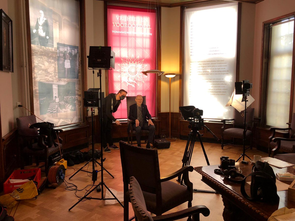 Filmopnames rond de komende tentoonstelling 'Vrijheid en vooroordeel: vrijmetselarij en de Tweede Wereldoorlog'. Hier de camera setup voor Henk Ambachtsheer, oud-hoofd <a href="/monumentzorg/">monumentzorg denhaag</a>, een van de sprekers. Later meer... (Foto: Blair Kneppers, #VrijmetselarijMuseum)