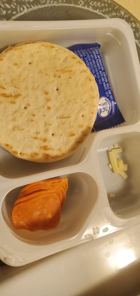 DannySledz's tweet photo. @EckrichMeats your Armour Lunchmakers screwed me No Cheese and no pizza sauce wtf lol https://t.co/vnSxGD20Pk