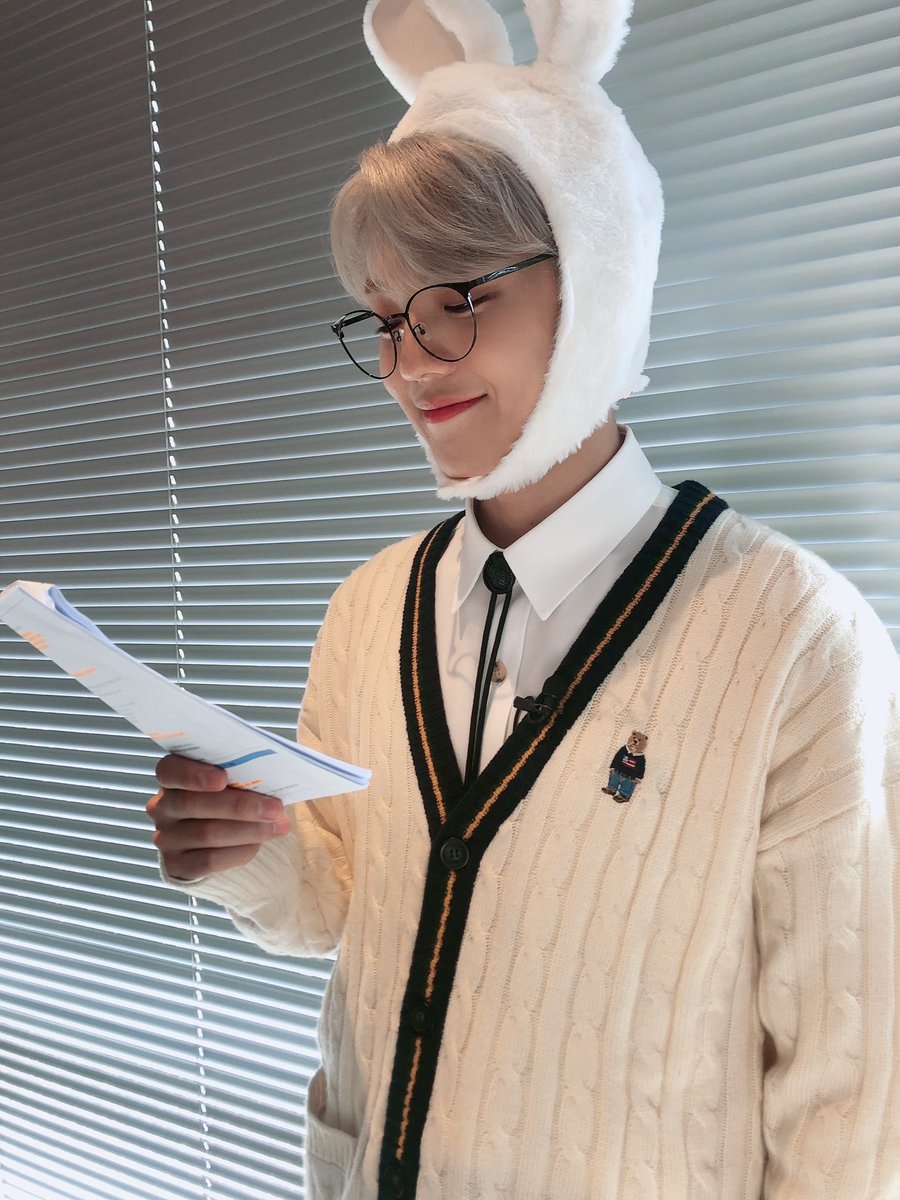 official_ACE7's tweet photo. [#에이스_찬]

안녕하세요
아이돌 원더랜드의 MC 찬! 찬 실장입니다:)
비하인드 사진 좀 풀어보려 왔어요~👍🏻
앞으로의 아이돌 원더랜드 기대 많이 해주세요!!!

#ACE #에이스 #CHOICE #초이스
#IDOL_WONDERLAND #아이돌_원더랜드
#MC_CHAN #MC_찬 #찬실장 #😆 https://t.co/6vvxqY7Xbq