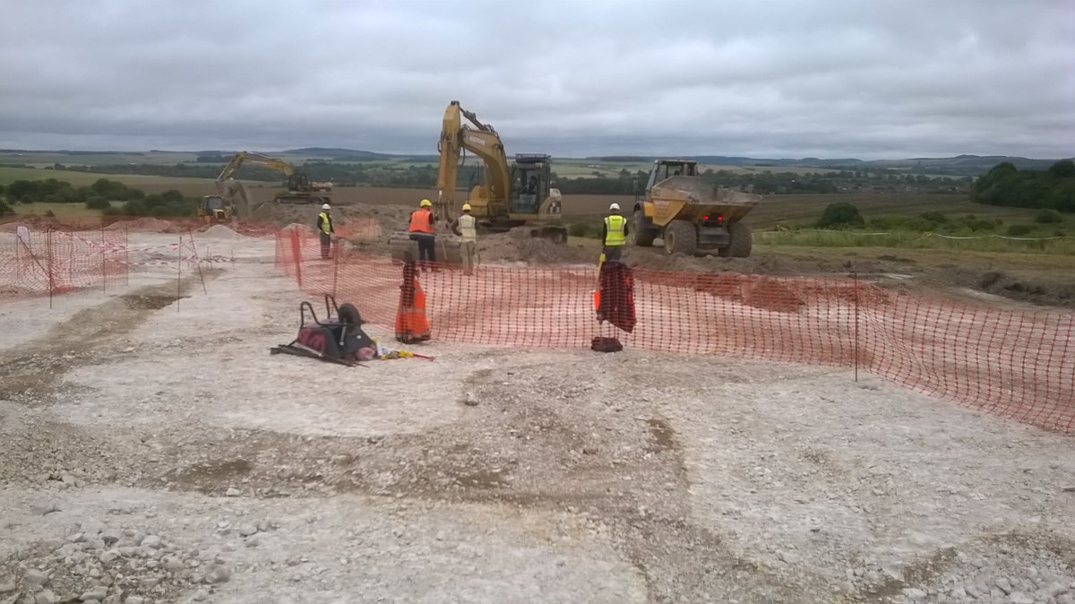 Salisbury Plain has been the training ground of the British Army for over a century. Works by  @wyggroup to provide new Service Family Accommodation found the archaeology of soldiers of both world wars. I worked with  @wessexarch to ensure recording of those remains  #ArmisticeDay  