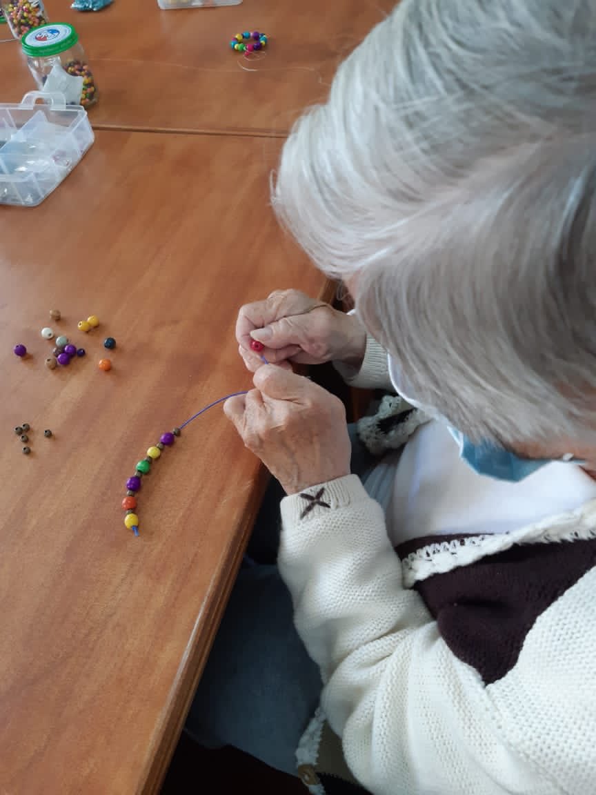 SSVP_Chile's tweet photo. Qué hermosos les quedaron los #denarios a las residentes del hogar el Buen Samaritano de #Ñuñoa. Las felicitamos por el talento con que #confeccionaron estas piezas religiosas hechas durante el #tallerdebisutería y que les servirán para rezar y estar más cerca de Dios y la Virgen https://t.co/ry55u9WXNO