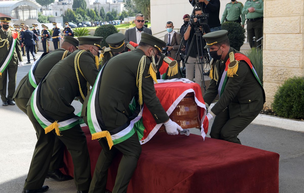 #رام_الله || الرئيس محمود عباس، أثناء تشييع جثمان أمين سر اللجنة التنفيذية د.صائب عريقات.
(تصوير: ثائر غنايم)