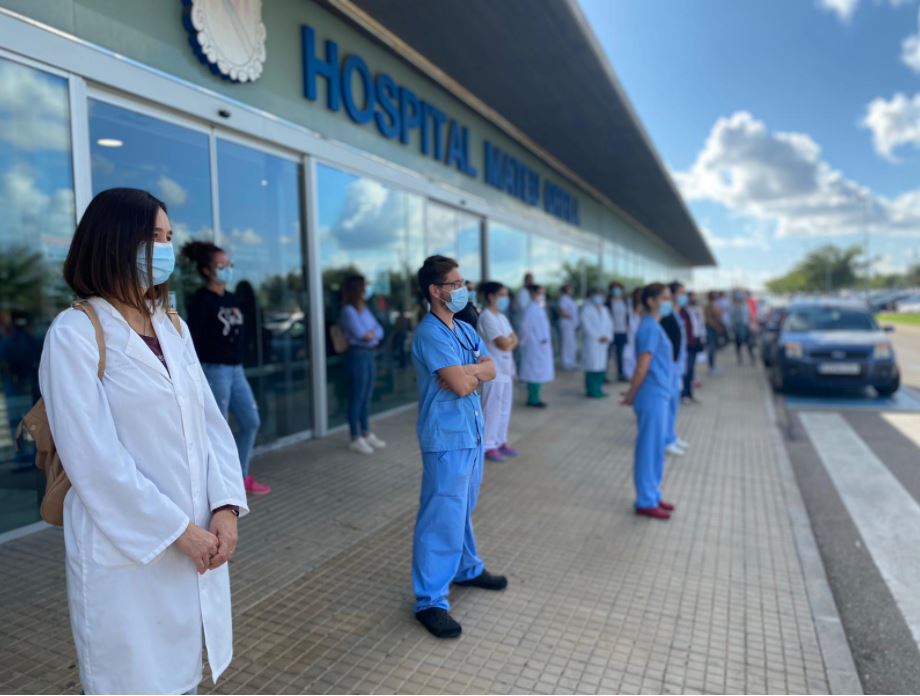 IB3noticies's tweet photo. #ÚLTIMAHORA Cessen el cap UCI del Mateu Orfila. Els 40 treballadors del servei s'han plantat a les portes del centre per protestar: "És una greu equivocació".

➡️ https://t.co/6UBxPNK1Sm https://t.co/SjHsZBLygY
