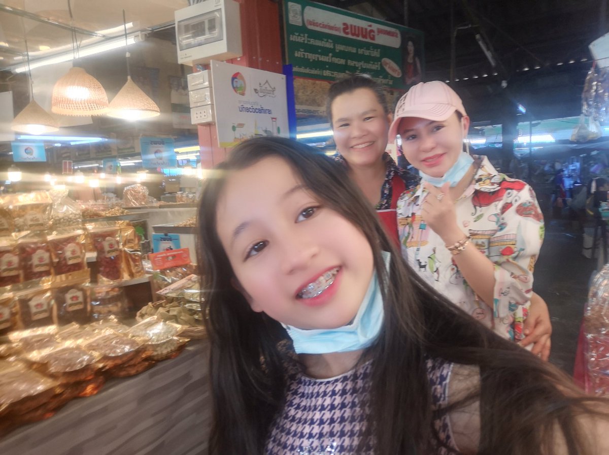 ร้านของฝากพี่สาวตลาดต้นพยอมค่า