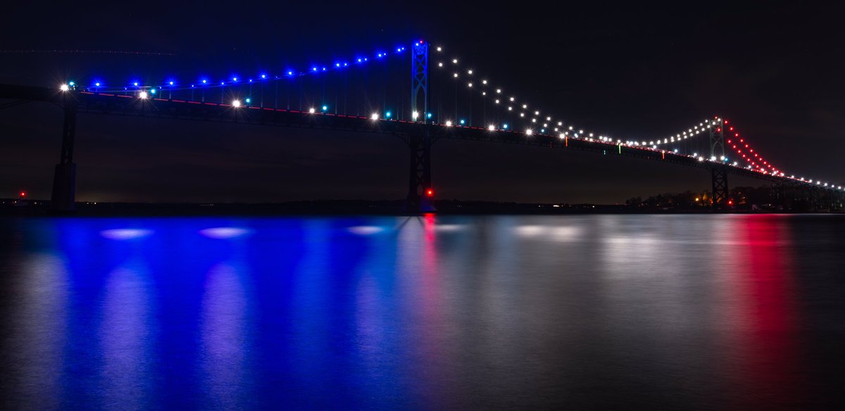SeanDalyNews's tweet photo. on Veterans Day
also named Armistice Day
the red, white and blue
@wpri12 @PinpointWXTeam
#MountHopeBridge
#Portsmouth
#Bristol
#RhodeIsland https://t.co/ejoEDc7uze