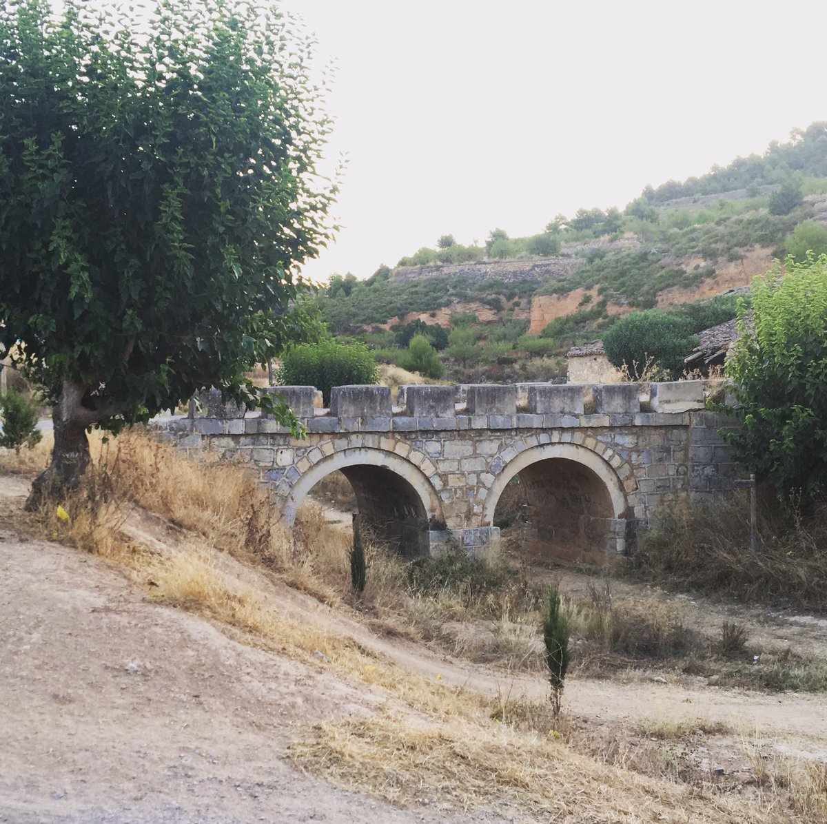 Puente de la Ramblilla o de Santa Lucía. Se construyó en la década de 1940 reutilizando las piedras de la torre de la iglesia, que se había desmoronado el 22 de mayo de 1946. Si vas a los molinos andando, tienes que pasarlo 😉.     
#AlcublasTurismo #Alcublas