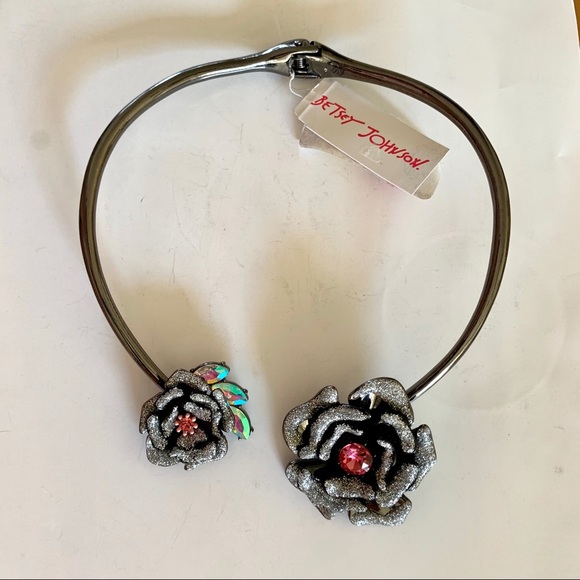 Tawnie0606's tweet photo. So good I had to share! Check out all the items I'm loving on @Poshmarkapp #poshmark #fashion #style #shopmycloset #studiobarse #betseyjohnson: https://t.co/YRUQ6nDARx https://t.co/BaSXtvRDON