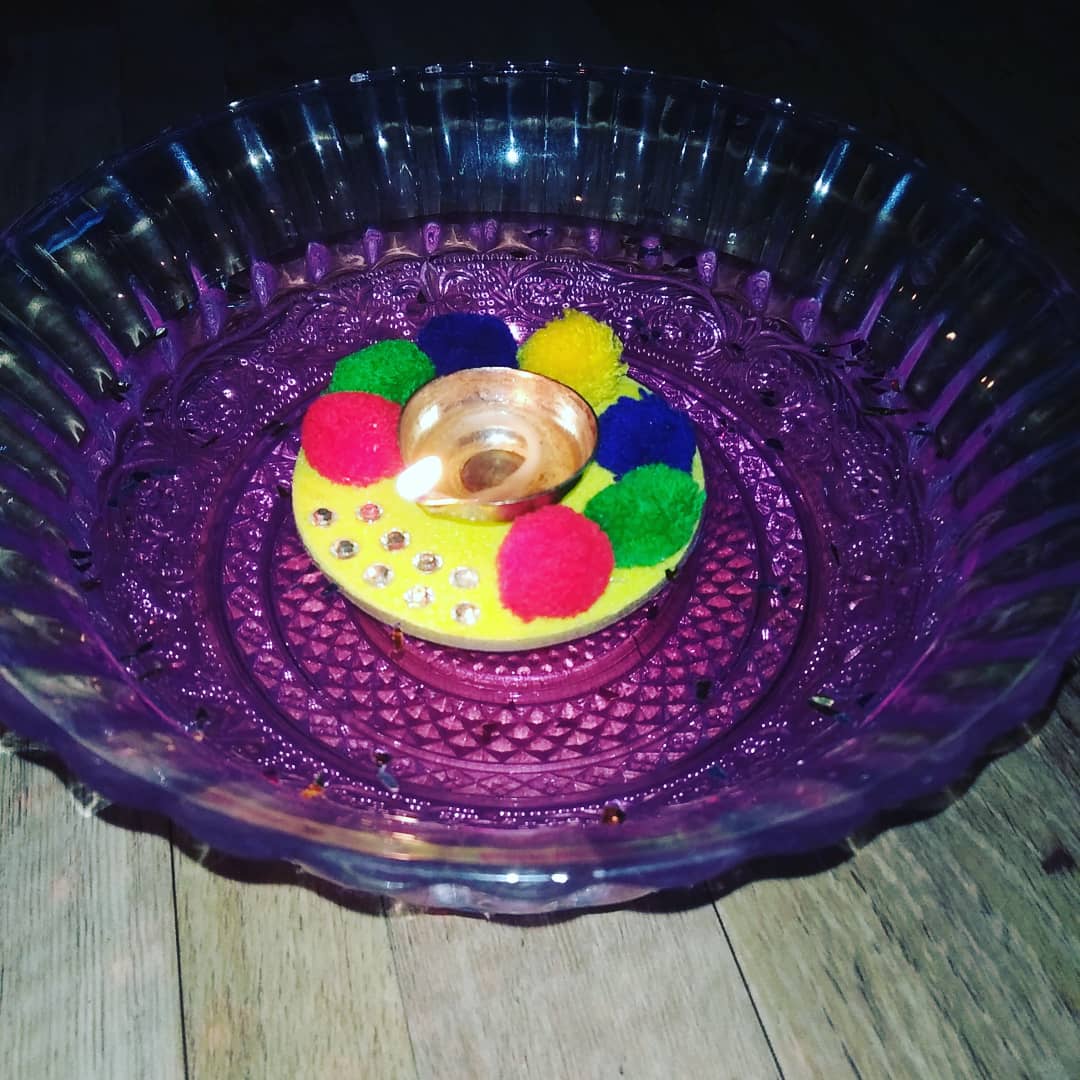 CreationsPrisha's tweet photo. Diye jalate hai, phool khilate hai..🌺
Floating Diya Series - D3

Follow us- @CreationsPrisha
#diyas #diwali #diwalidecorations #diya #FestivalofLights #diwalidecor #handmade #homedecor #diydiya #Diwali2020 #diydiva #panati #India #diyabase #floatingdiya #prishacreations #Pune https://t.co/psq8QbkkI1