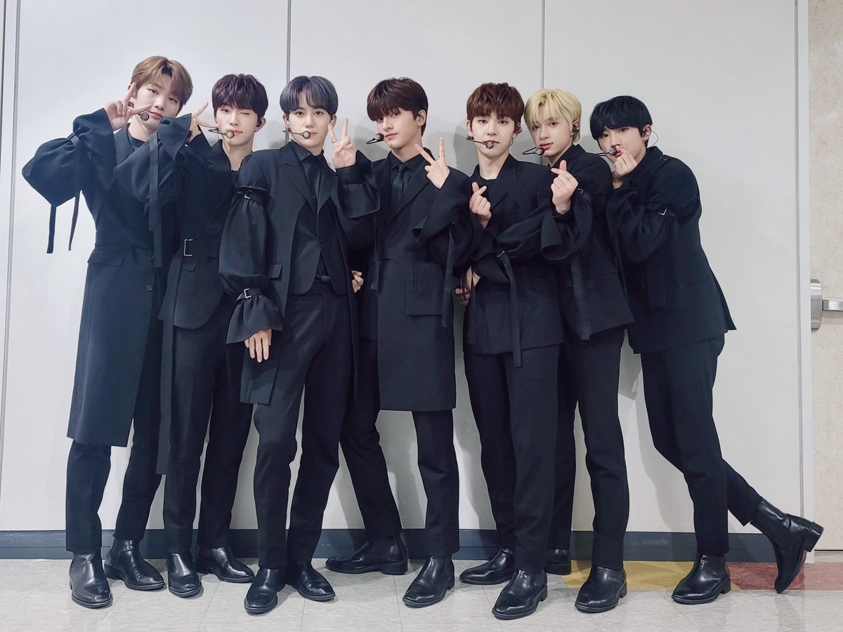DRIPPIN's tweet photo. [📸] 20.11.11 #쇼챔피언✨

우리의 하루 시작과 끝은 🖤드리핀🖤
단 하루도 드리핀 하지 않을 수 없죠‼️🙅‍♀️
여러분 앞으로도 🖤드리핀🖤하세요🤗

#DRIPPIN #드리핀
#Boyager #Nostalgia https://t.co/x81KIR82UL