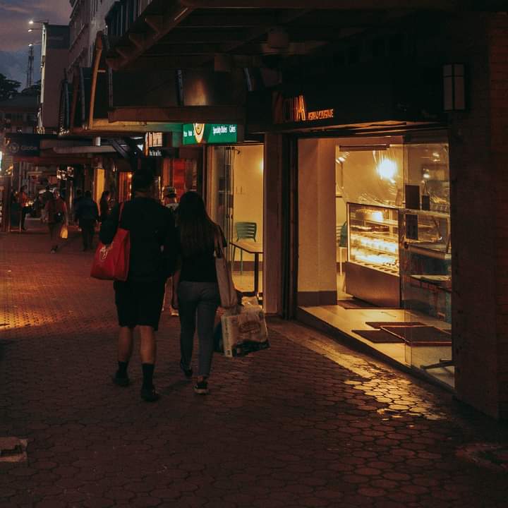 rynctmvs's tweet photo. Night walks at session road are the best ❄️❤️ https://t.co/HgHr2zau5F