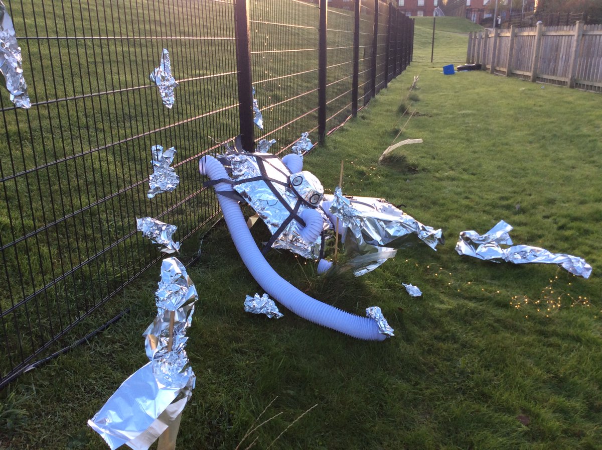 CRASH!!! Look at what has landed at Nightingale. 🛸👽🕵️ #detectives #edutwitter #year1 @coopnightingale @CoopAcademies