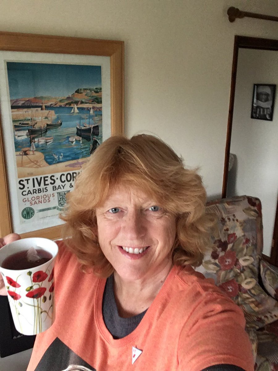 TulipHeather's tweet photo. @davidwhiteshow Morning π #virtualteabreak with my poppy mug in honour of #ArmisticeDay https://t.co/sVGHPsNWv4