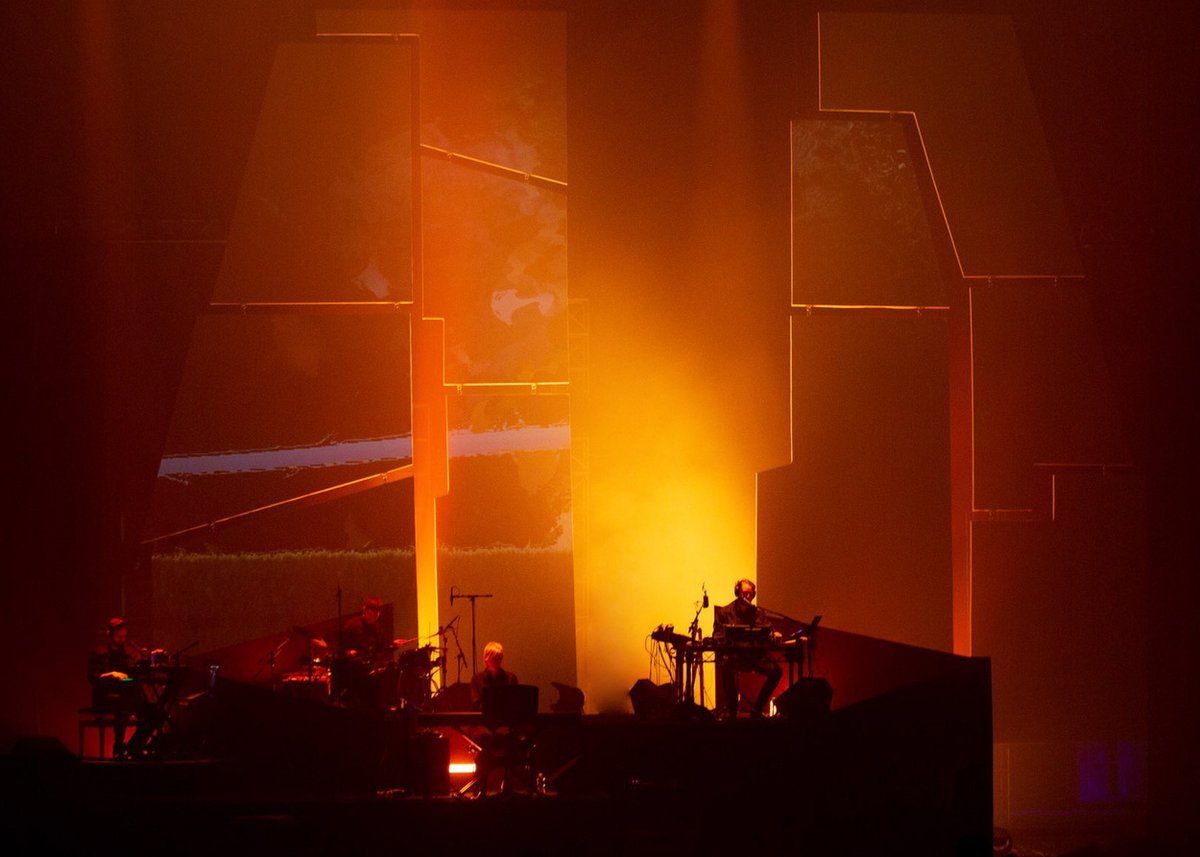 Que gran concierto, que ángulos tan bonitos, que colores tan vivos... ¡nos enamoró! 😍 Gracias <a href="/DrapeKings/">Drape Kings</a> 
#avdrop #drapekings #WeMakeEvents #HacemosEventos #AlertaRojaeventos #redalert #culturasegura