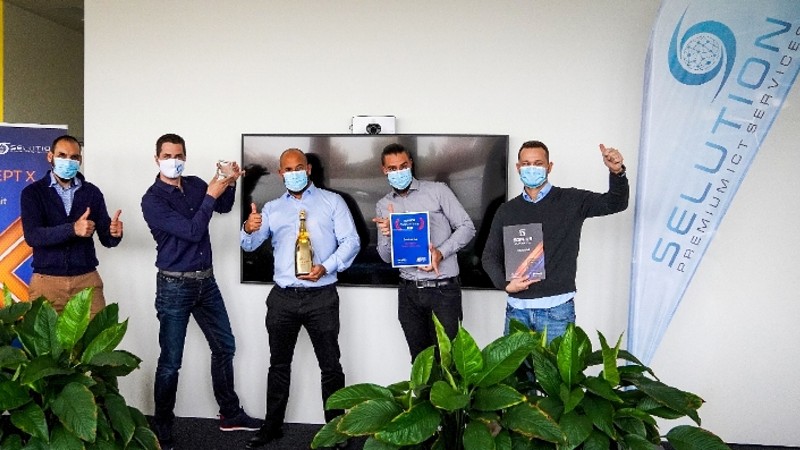 itmarkt's tweet photo. #MTF, #UMB und #Selution: Das sind die Gewinner der diesjährigen #Partnerawards von Sophos. Alle drei erhielten zudem noch ein Geschenk; eines der Unternehmen durfte sich gleich dreifach freuen. @umb1978 @Sophos #Cybersecurity https://t.co/XAHJJi5tK8 https://t.co/GcdDwtDA1v