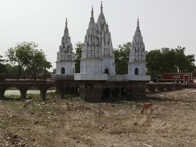 Kannaujफाइलों में फंसी पंचवटी सरोवर की सुंदरतापंचवटी सरोवर के बीच में पांच मंदिर बने हैं। उसमें श्रीगणेश, सूर्य भगवान, मां गौरी, भगवान विष्णु व भगवान शंकर-पार्वती की स्थापना है। https://www.jagran.com/uttar-pradesh/kannauj-the-beauty-of-panchwati-lake-trapped-in-files-21002299.html