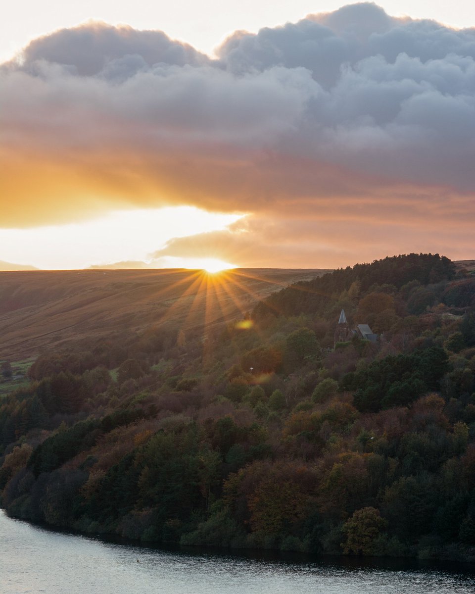 therileyshot's tweet photo. Golden oldy of Scammonden Reservoir/dam overlooking the Marsden Moors of Yorkshire in Autumn! Just popped up on my timeline from October 2019. Taken on the Nikon D7100 #landscapephotography #sunset https://t.co/60VE5j8Nwk