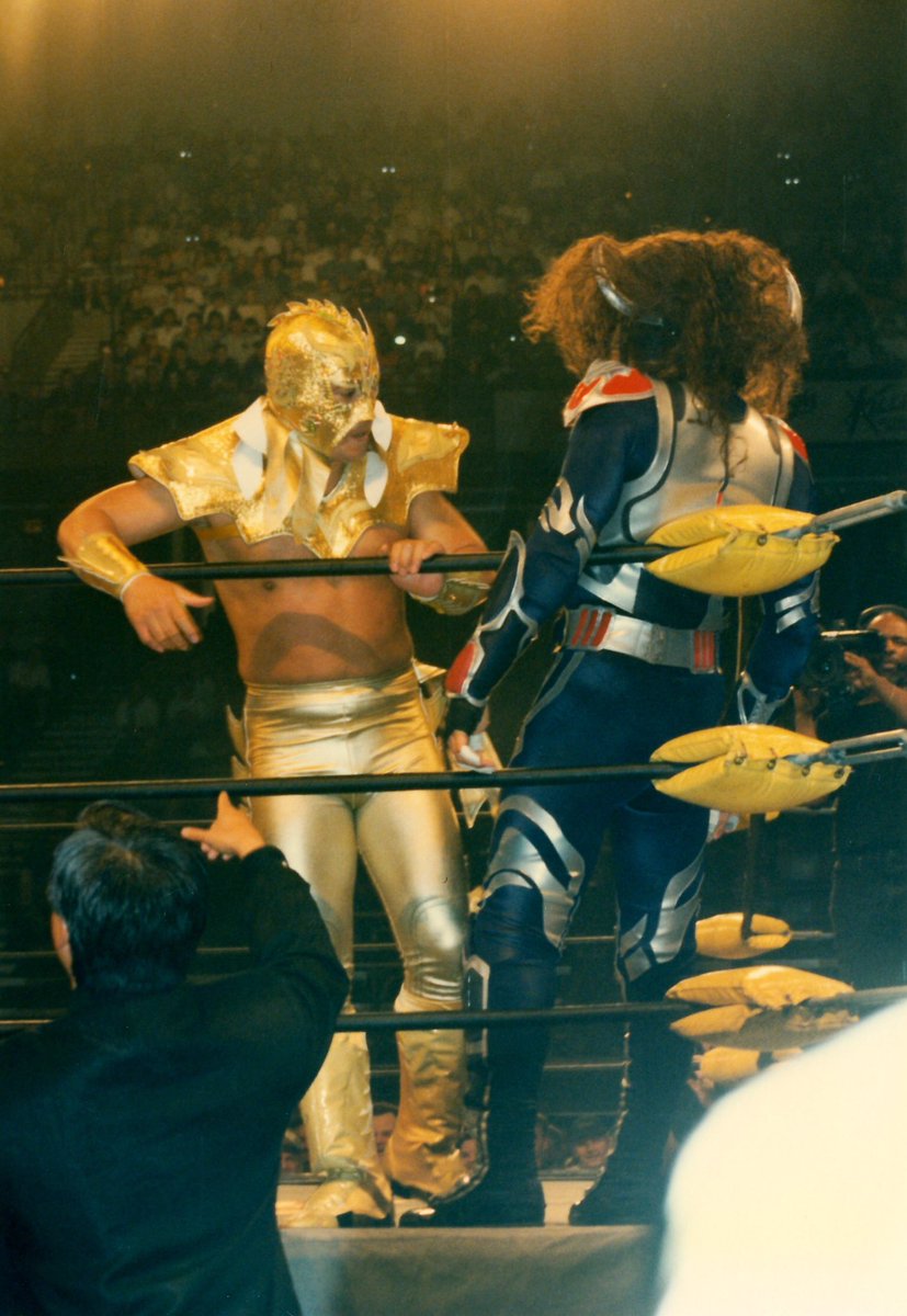 PuroAo's tweet photo. 1997年6月15日 #WCW #プロレス 観戦記-5

第1試合目
#Ultimatedragon が　#Psychosis に快勝🏆

この興行は後日、アメリカのプロレス 雑誌と週刊プロレス にも掲載されてました👍

アメリカの雑誌には写真の真ん中に #ウルティモ・ドラゴン さんからサイン頂きました😄 https://t.co/zxmr9YLHit