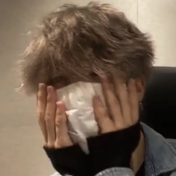 colfer5ivana's tweet photo. o jimin não tá fazendo NADA e eu tô assim: as mãozinhas de nenê 😭🥺💕💞💓🌸 jiminie 🌸💝🌟 mimi 💕🍄💗💐🌱🤱 https://t.co/qxAkiHZD05