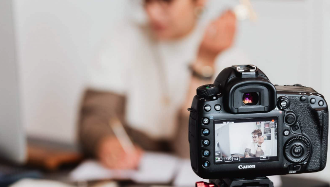 Jonge vlogger gezocht bij <a href="/CultuurDeurne/">CC Deurne</a>! Een kijkje achter de schermen, aanwezig bij events en livestreams. De vlogger legt het vast en neemt je mee in het theater. Check de site voor alle info ccdeurne.nl/vlogger-gezoch… #deurne #vlog #theater #cultuur #film <a href="/PALETvanDePeel/">Deurne Palet vd Peel</a>