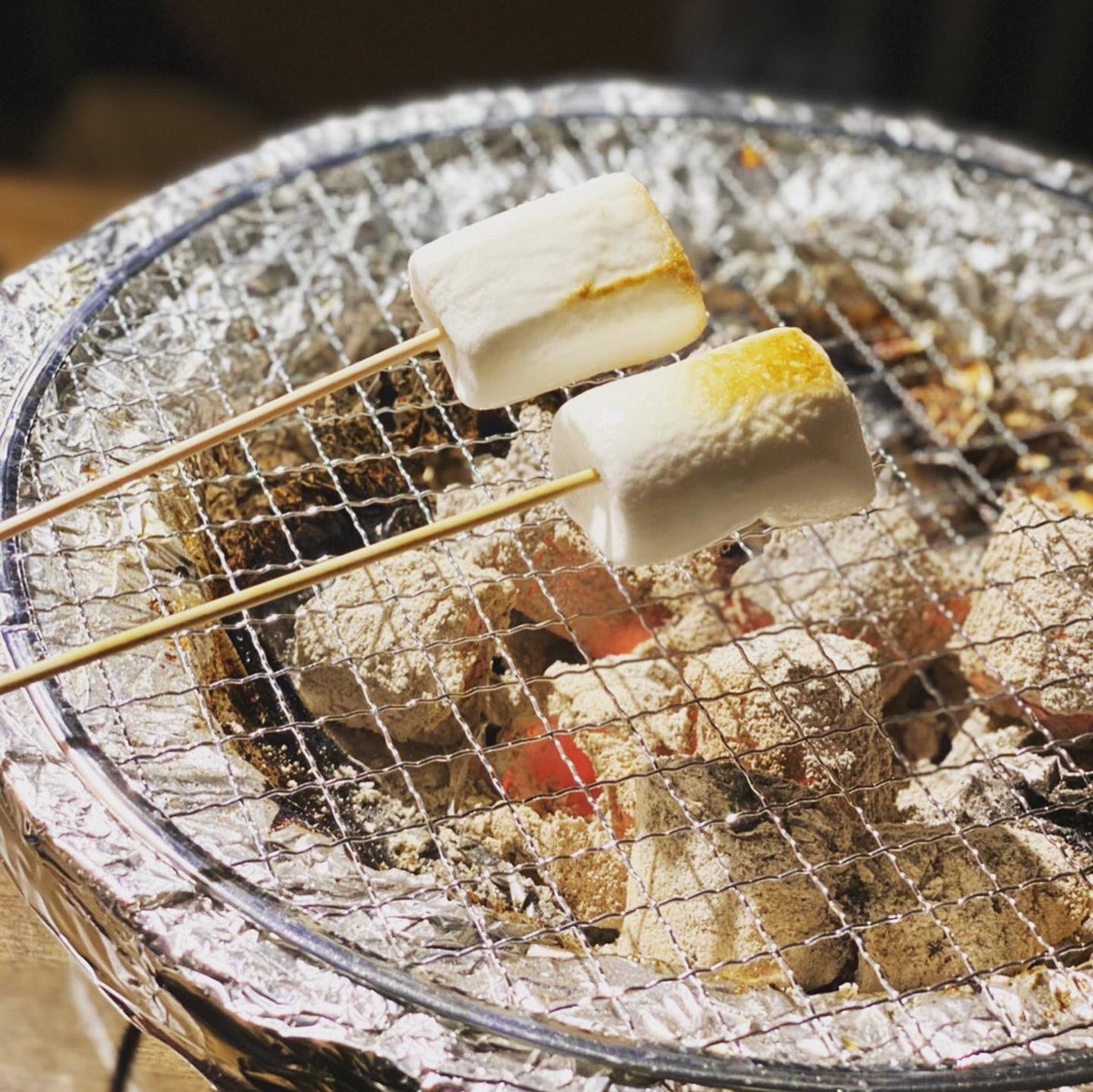 SumibiHajimeya's tweet photo. 🐮炭火焼肉　はじめや🐮

新メニュー考案中‼️
焼きマシュマロどうでしょう？

お子様👶女子👧好きですよね😉

炭火で炙ってアツアツで美味しい

 #名取焼肉 #仙台牛タン #豚ホルモン無料食べ放題 #仙台焼肉 #蔵王牛 #蔵王牛ランプ #肉テロ #仙台食べ放題 #はじめやの日 #GOTOイート #焼きマシュマロ https://t.co/V2DEdnBQLi