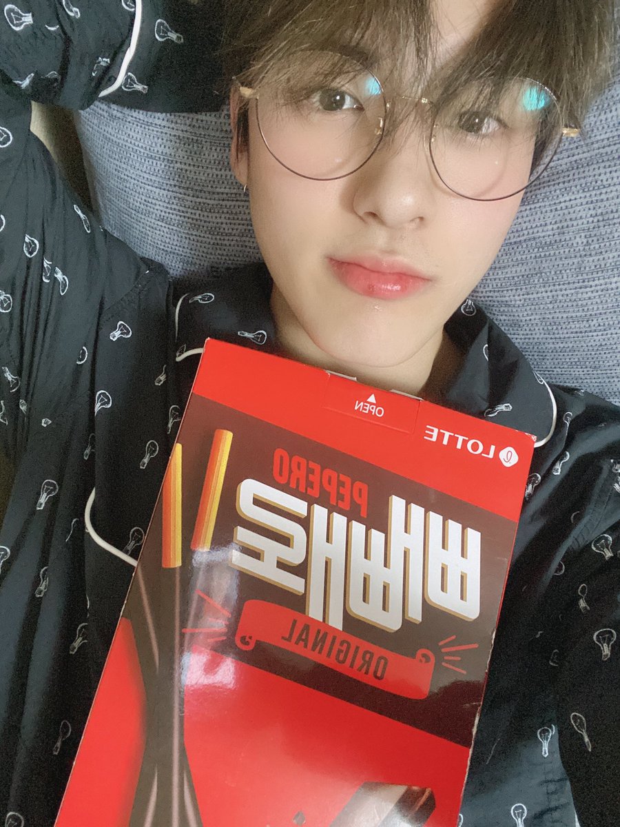 {ACT/PICS} 201111

Actualización en la cuenta de WE_THE_BOYZ con #ERIC

[ERIC] Pepero solo para THE B ❤️
Feliz día del pepero ;)

#ERIC #에릭 #THEBOYZ #더보이즈 #CHASE #THE_STEALER