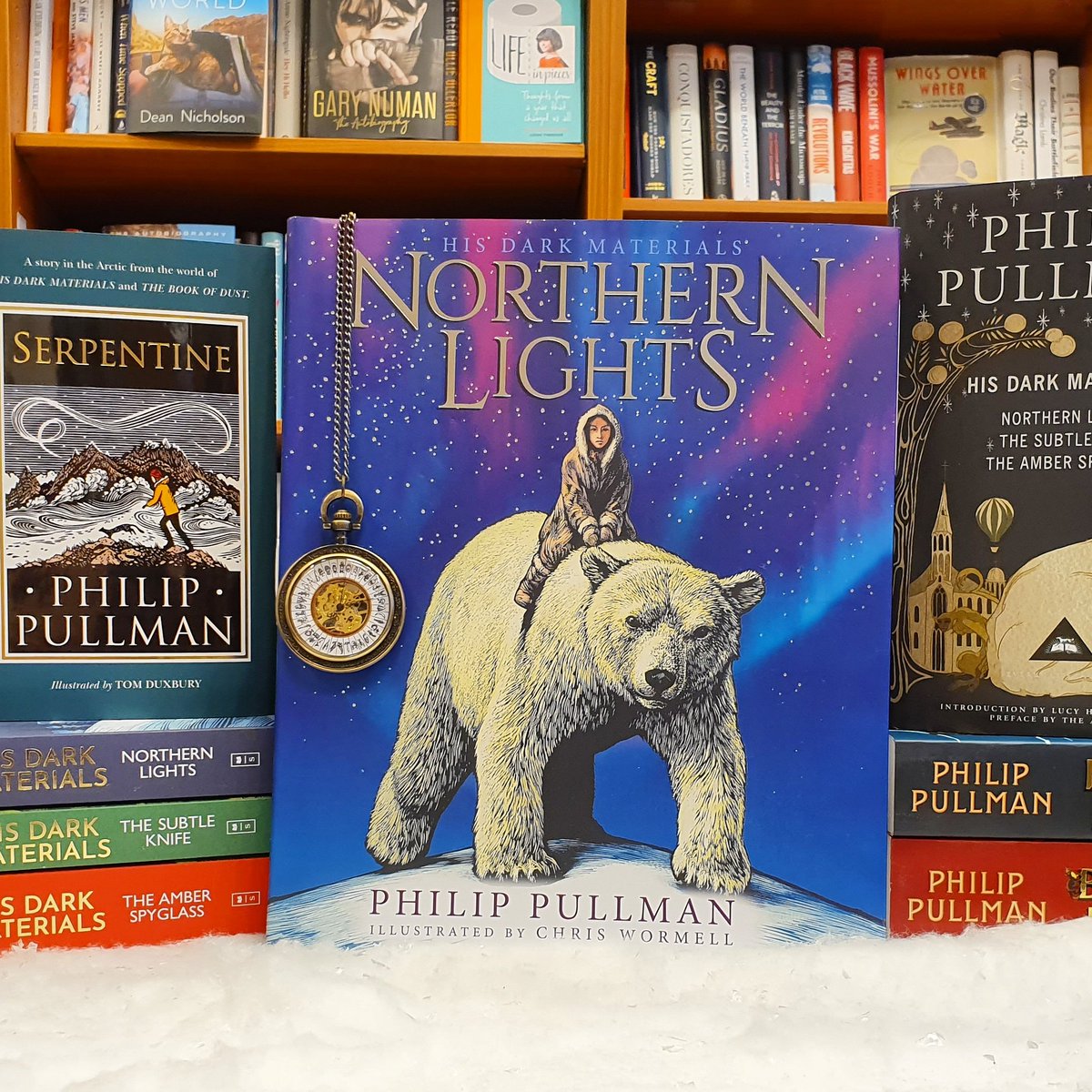 WStonesworthing's tweet photo. This beautifully illustrated edition of Northern Lights is out now! Illustrated by the incredible Chris Wormell it's the perfect gift for any Northern Lights fan
We're still open for click &amp; collect order online or give us a call
#books #northernlights #HisDarkMaterials #bookshop https://t.co/8dxNCbhALl