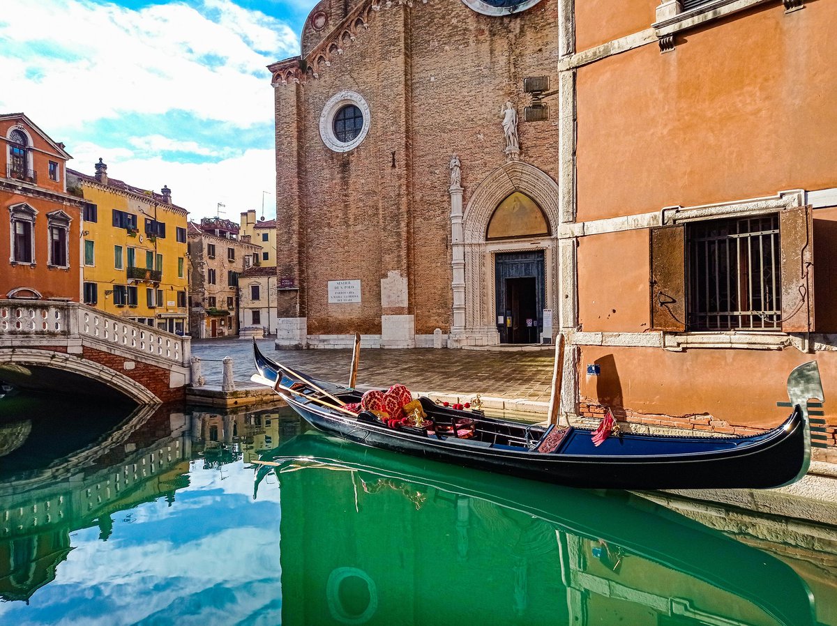 garagesanmarco's tweet photo. "Andare in giro per calli e campi, senza un itinerario prestabilito, è forse il più bel piacere che a #Venezia uno possa prendersi." 
(Diego Valeri)
😉 Parcheggia con le nostre nuove tariffe 🤩 adesso anche per 2️⃣ ore di sosta 👉 7€
https://t.co/8DFlJSw7gi https://t.co/dzNg8dFcJI