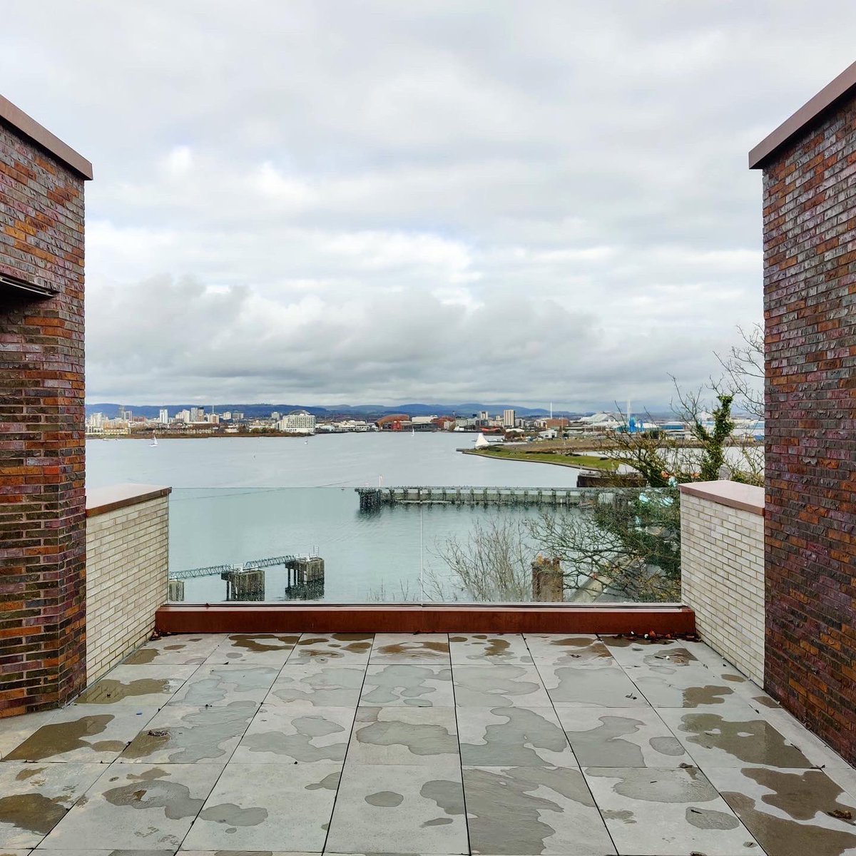 LoynCo's tweet photo. A week coming out of the firebreak lockdown as we got to see how things are progressing at Sainte Adresse. Looking forward to getting a taste of the interior soon.
.
#loynco #architect #architecture #design #workinprogress #onsite #sitevisit #scimitarhomes #sainteadresse #penarth https://t.co/rYle7dLnmz